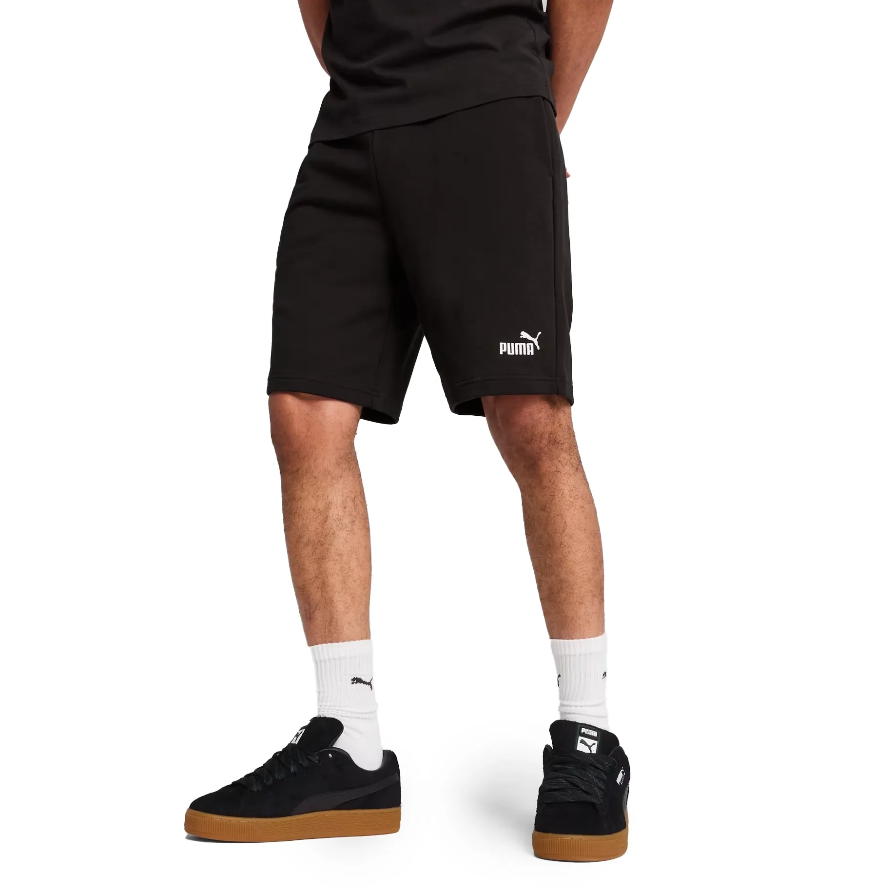Bermuda Puma masculina preta vista de frente com logo branco na perna esquerda